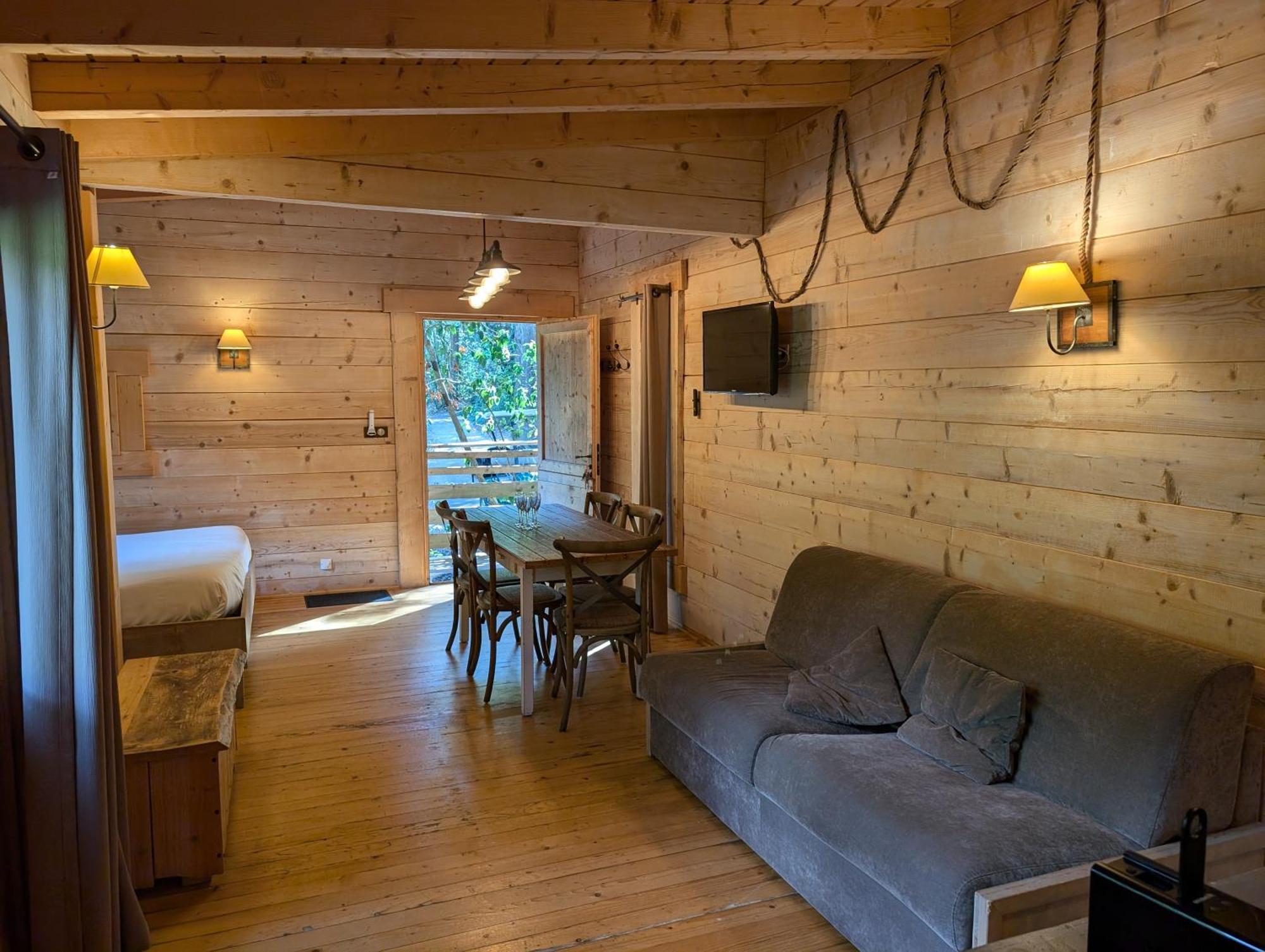 Les Cabanes Dans Les Bois Logis Hotel Villedubert Exterior foto